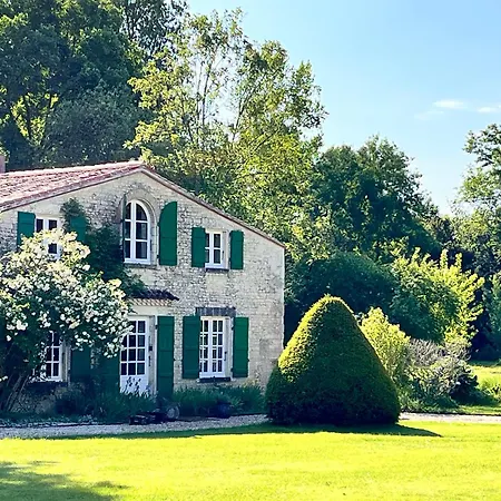 Maison De Maitre Au Calme Avec Piscine 18 Couchages Holiday home Vouhe (Charente-Maritime)